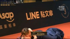 網紅奎丁火辣走紅毯　自踩裙擺「仆街」險走光！