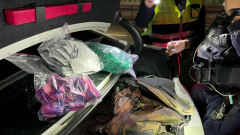 趁耶誕販毒海撈遇警攔檢！ 車上「白粉」露餡