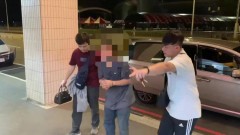 缺錢買毒！ 匪徒「飛車行搶婦人」 遇警躲車底遭托出壓制