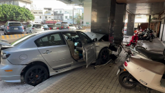 毒品通緝犯開車自撞騎樓！ 丟包女友躲民宅仍遭警逮