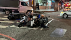 碰！ 轎車左轉對撞機車　騎士慘噴飛「再撞3車」