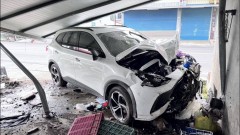 高雄男開車自撞民宅4傷　梅蘭明隧道3車連環撞