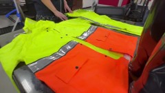 採購劣質中國雨衣遭踢爆...台中環保局三個月後「換包裝再發」