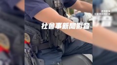 未繫安全帶遭警攔查　駕駛跳針要「臨檢異議單」
