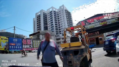 男開堆高機違規上路！ 遭騎士制止竟嗆「去檢舉啦」