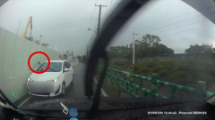 狹路會車不禮讓！ 轎車乘客還「亮槍恐嚇」嚇壞駕駛