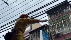 女騎車無預警遭擊落... 揪出「電線勒頸」害摔車