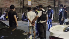 槍枝上膛疑企圖駁火！ 警逮毒品通緝犯搜出5把槍