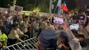 朱立倫號召黨員衝北檢　民眾激昂推倒拒馬