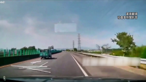 飛來橫禍！ 貨車疑沒綁緊　鋁架四散撞後方兩車釀受損