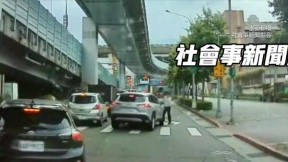 轎車未禮讓爆口角衝突！路人氣憤理論「腳狂踹車」