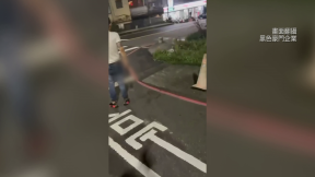 巧遇仇家！ 男持菜刀「逼下跪道歉」 被逮搜出喪屍煙彈
