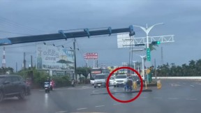 離譜！ 鋼條沒綁好掉落 「不顧人車」吊回無防護