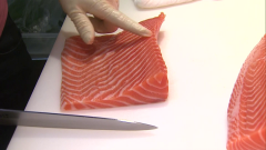 鮭魚風波／買鮭魚如何挑選？ 專家曝「3招」辨別新鮮度