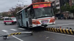 司機頭暈不適自撞分隔島　公車擋風玻璃毀、1乘客傷送醫