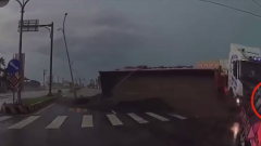 出火葬場撞！ 聯結車閃車扯路燈翻「騎士躲死劫」 網驚：抓交替？