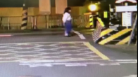 火車來了！ 女徘徊平交道　民眾急衝上前救人