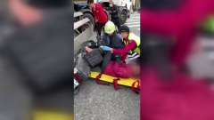 內輪差又惹禍！油罐車右轉...老翁視線死角腿捲車底