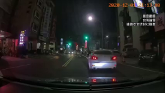 雙黃線迴轉遭擋不爽　駕駛「急煞2次」惡意逼車