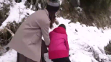 凍番薯！ 尖山3小學停課　記者衝太平山追雪「慘摔」