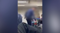惡劣！ 見飼主不在... 竟提繩吊狗半空中　烏龜被當石頭射水裡
