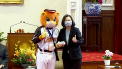賀！ 統一獅奪冠進總統府　小英讚「外野三帥」：戴口罩還是帥！　