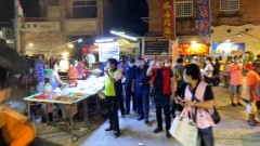直擊恆春夜市！ 「口罩戴下巴、邊走邊吃」憂破口
