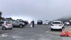 悶壞了！ 武嶺停車場停7成滿　清境驚見2露營車「隱居」