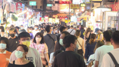 夜市微解封首周末！ 逢甲、人文湧人潮擠爆街道
