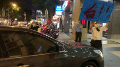 寧夏夜市現「惡鄰」！ 舉看板擋車道還曾恐嚇「縱火」
