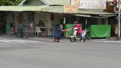大叔跪擋車道行乞！ 騎士給百元喊「危險」勸離