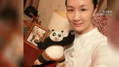 彭帥近照曝光！同框「小熊維尼」詭異甜笑　網指出2疑點