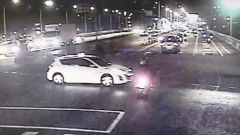 轎車闖紅燈撞情侶　肇事男自稱「義消」被打臉