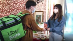 女客「敷面膜拿餐」 外送員「神回7字」 網笑：憑實力單身