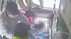 母餵完奶補眠...5月大女嬰滾落床邊「遭隔板壓」窒息身亡！