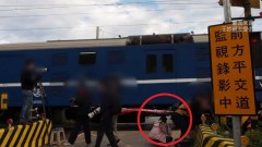 玩命！ 鐵道迷搶拍蒸汽火車　竟「擅闖平交道」緊貼車身拍攝