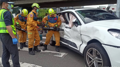 保時捷違規左轉！ 遭遊覽車攔腰撞「凹爛變形」 副駕一度受困車內