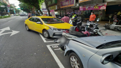 服藥恍神！ 小黃「逆向衝百米」連撞12車...民眾排買快篩嚇傻
