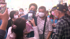 「母雞」態勢明顯！ 蔣萬安現霞海城隍廟「發快篩」人氣高