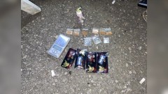人贓俱獲！ 槍砲通緝犯遇警逃跑　心虛竟「毒丟屋簷」仍遭逮