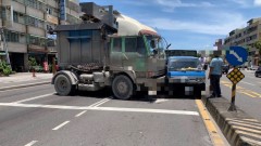 未注意車前！ 聯結車「折甘蔗」 小貨車「遭夾分隔島」乘客輕傷