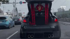 行動春聯！ BMW停紅燈掀後車廂「秀春聯拜年」引熱議