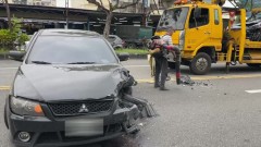 違規左轉釀禍！ 2車互撞「保險桿噴飛」 1乘客輕傷