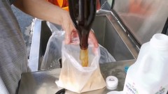 嘉義懷舊古早味！ 「塑膠袋奶茶」熱銷70年　手工汽水超消暑