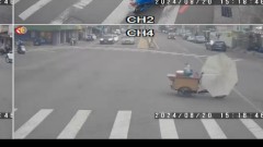 怪風襲來！ 餐車變「自走砲」橫越馬路直撞違停車