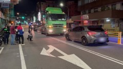 轎車逆向衝撞聯結車！ 駕駛疑毒駕竄逃