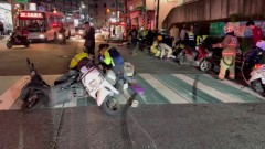 基隆嚴重車禍！ 轎車撞3機車1行人釀5傷